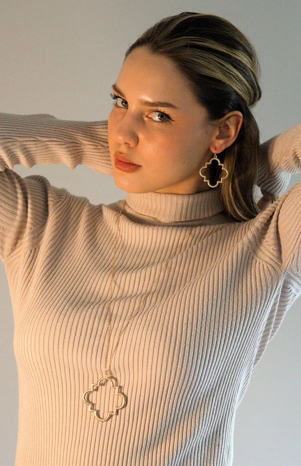 POMINA Gold Fashion Long Chain Necklace Quatrefoil Necklace Two-Tone Clover Pendant Necklace Geometric Pendant Sweater Long Necklace for Women